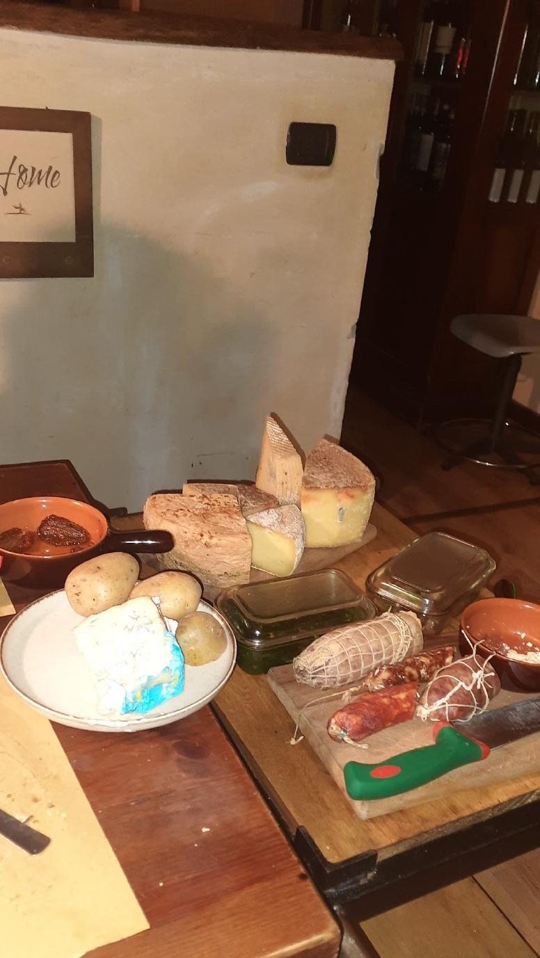 Scaffali di bottiglie di vino dietro al bancone del Piccolo Bar