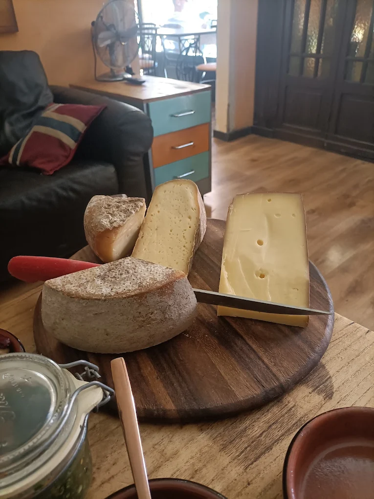 Tagliere di formaggi assortiti con pane