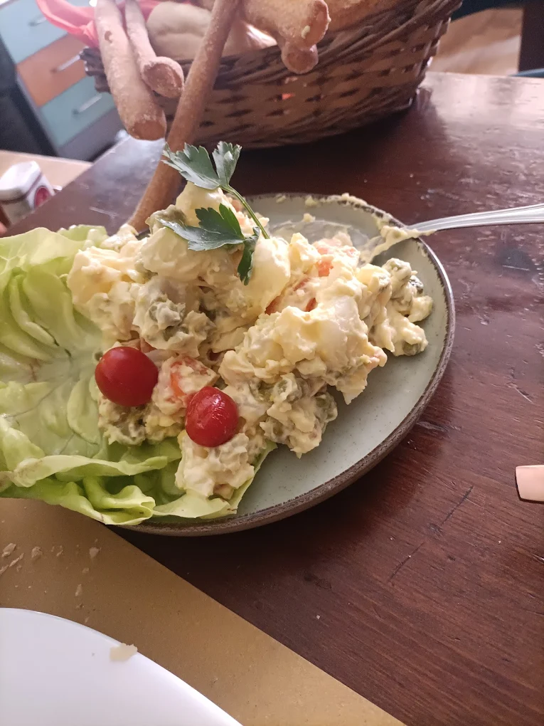 Insalata russa su letto di insalata con pomodorini