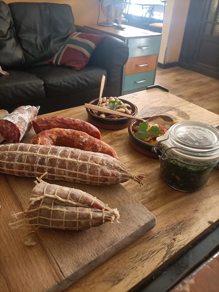 Salami interi su tagliere di legno nella sala accogliente